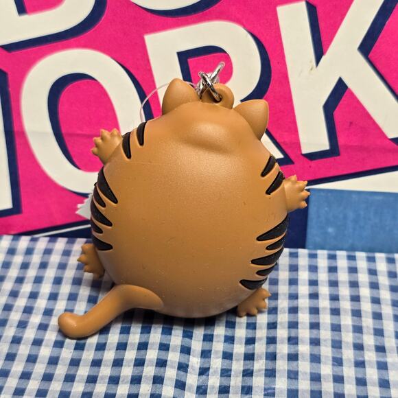 BBW Brown Cat Playing w. Yarn Pocketbac Holder Keychain Backpack Purse Luggage - Picture 3 of 3